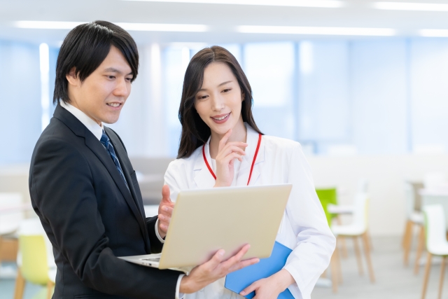 主な医療会社の売上高と平均年収